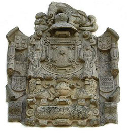 Escudo de la familia Tabares en la fachada principal