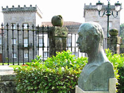 Busto del Marqus de Alcedo a la entrada del Museo